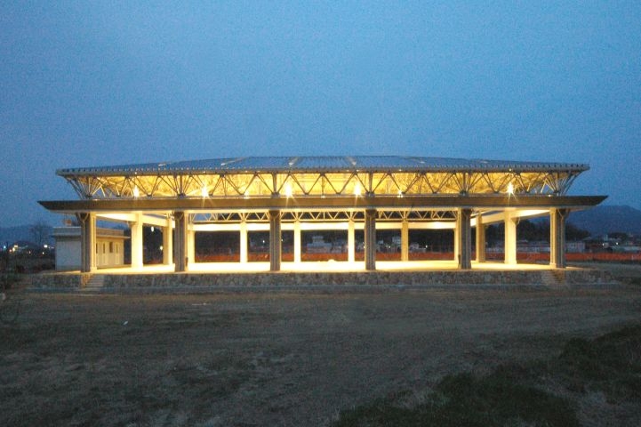 橿原運動公園屋根付運動場